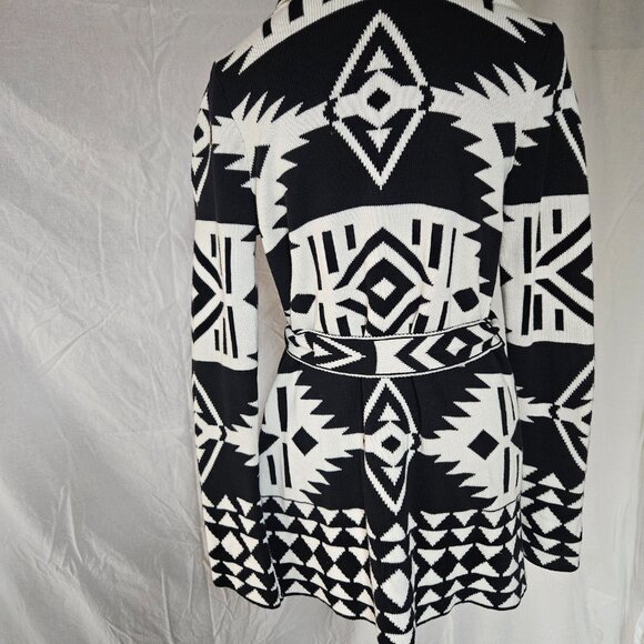 Black/White Sweater - Picture 4 of 6